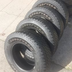 Goodyear wrangler Workhorse A/T 265/70/17