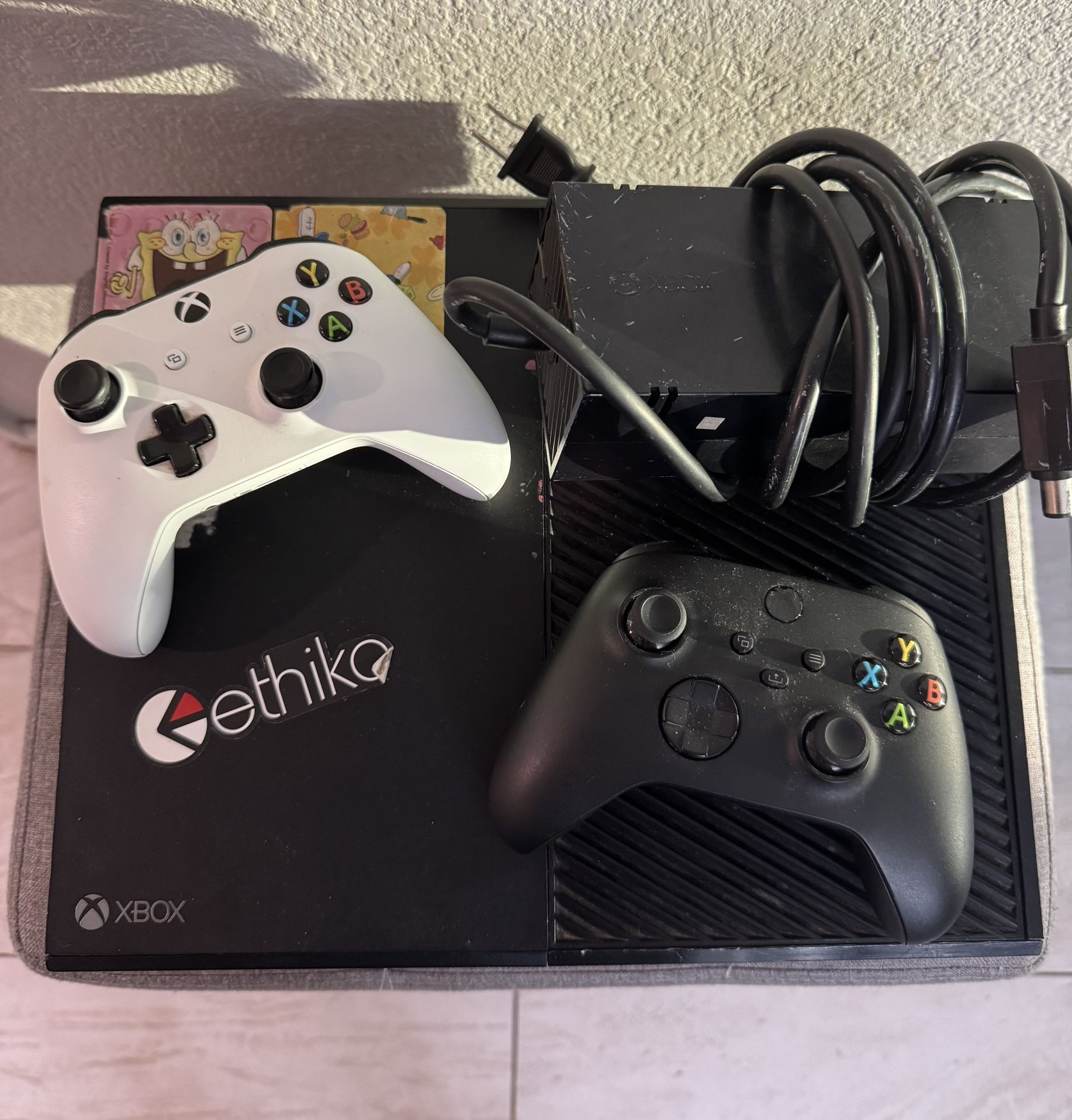 Xbox One w/2 Controllers