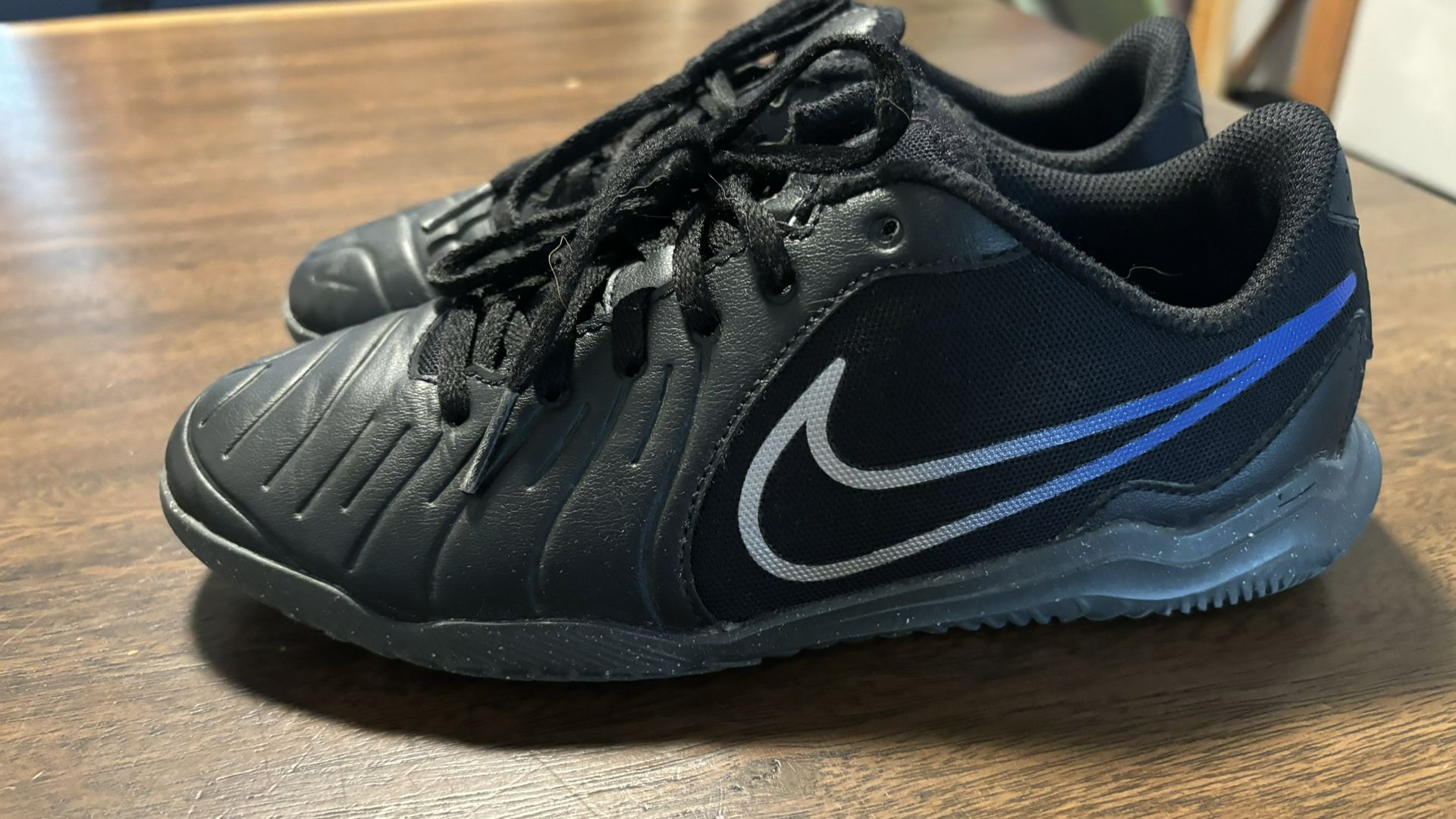 6Y Nike Indoor Soccer Shoes