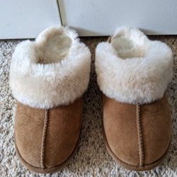 Shearling Slippers Women's Size 7 (Fits Like An 8)