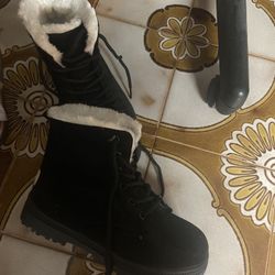 Size 5.5/6 Boots Black With Fur Inside, Ladies Boot See My Page For Tons More 