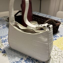 Urban Outfitters White Tote Bag - Pre-Loved but in Great Condition!