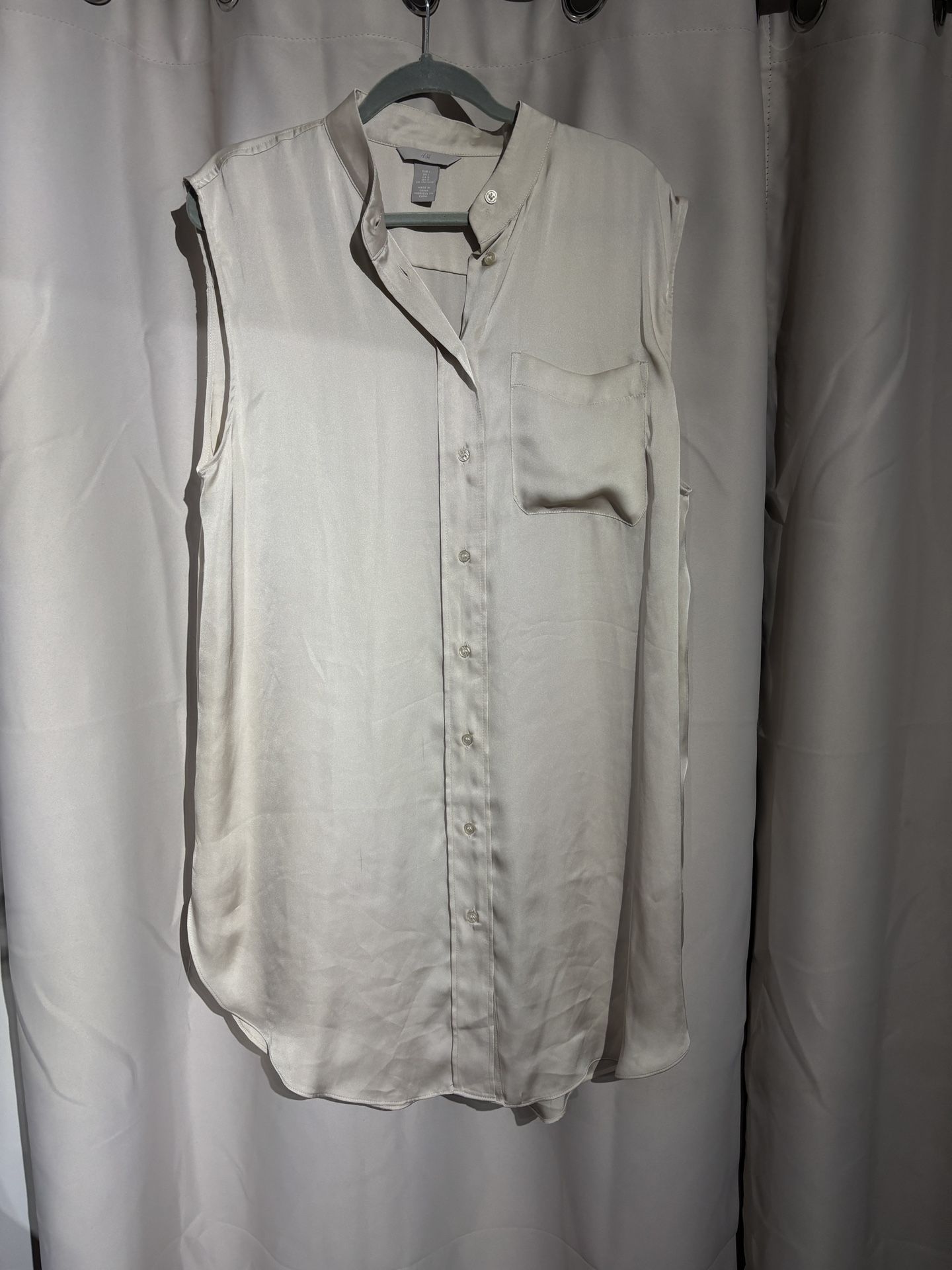 H@M sleeveless light beige long button down shirt L