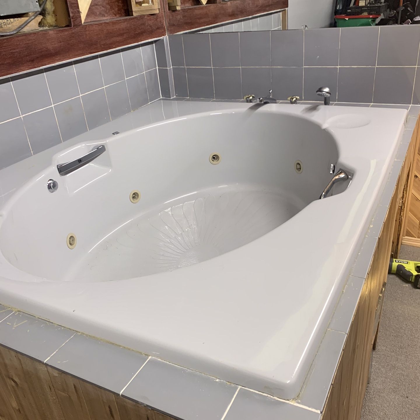 Whirlpool Tub 59” X 72” 