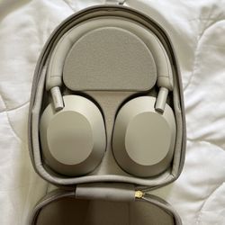 Sony XM5 Headphones