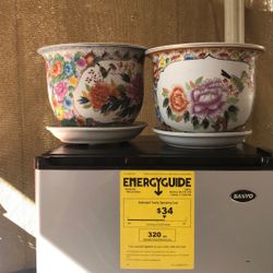 Chinese  rose planter decorated with flowers 