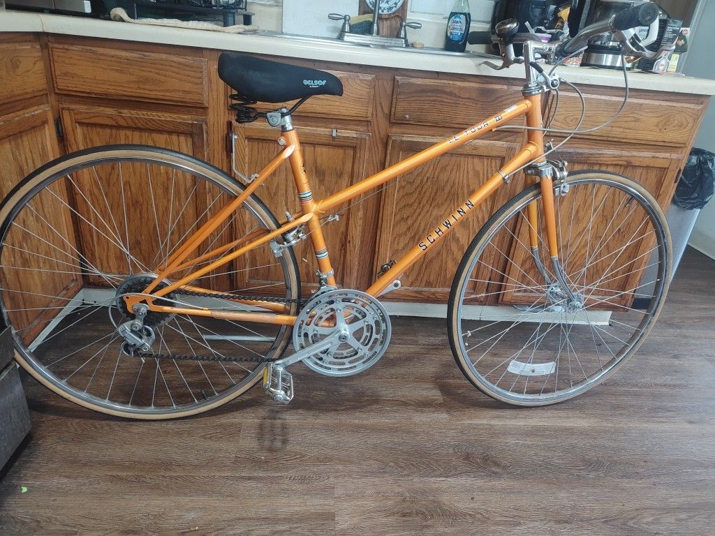 Beautiful Classic Ladies Schwinn Traveler 12- Speed Road/ Cruiser Bike