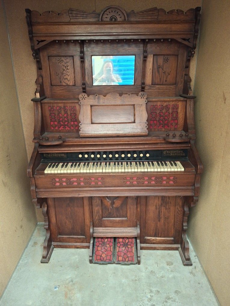 Antique Pump Organ 