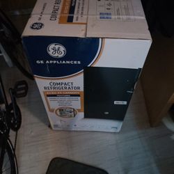 GE MINI FRIDGE