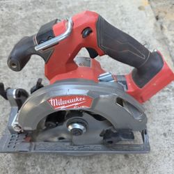 Milwuakee Fuel Saw 6 1/2  ➕️ Battery 5.0