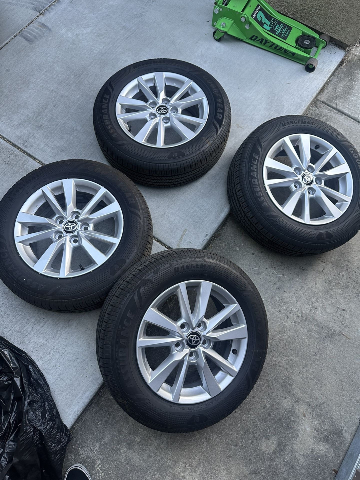 2025 Toyota Camry wheels/tires