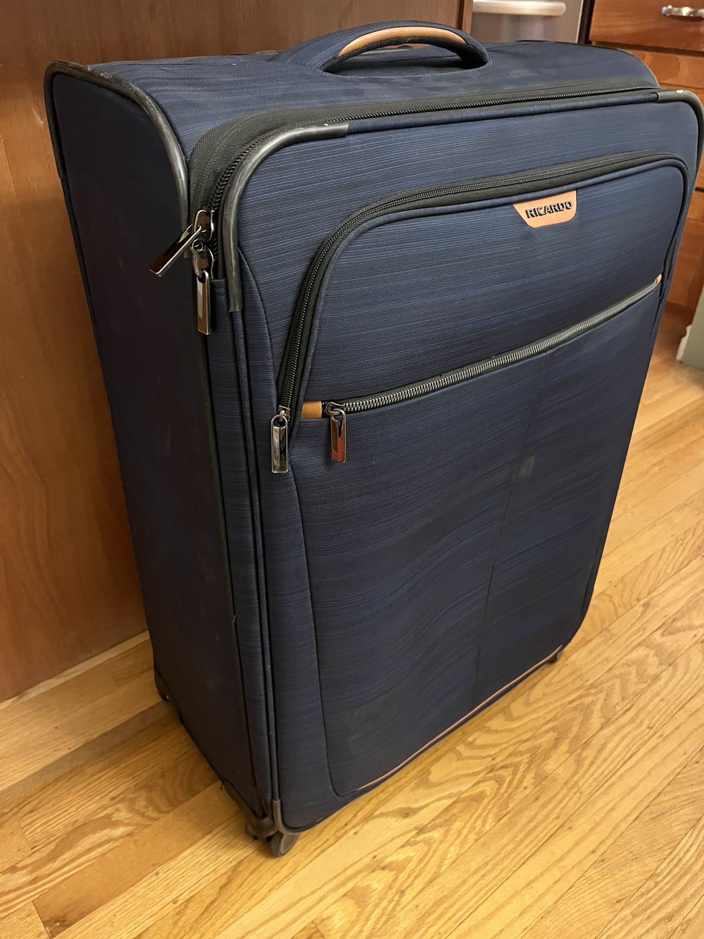 Large Ricardo Cabrillo 2.0 4 wheel spinner suitcase