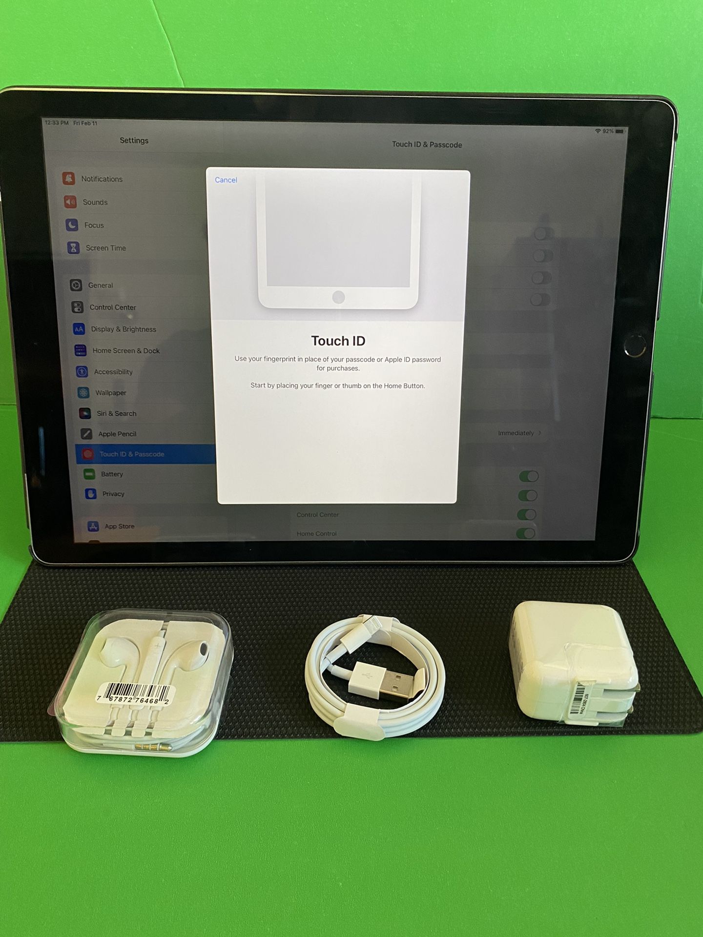 128GB Apple IPad Pro 12.9” (Retina /Touch ID / IOS 15) WiFi + cellular (T Mobile / AT&T/ Verizon / LTE) with Accesories (Apple pencil compatible)