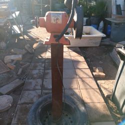 Old Grinder In Grinders In Very Good Condition 