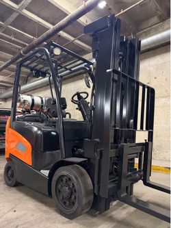 DOOSAN forklift 5000 lb ;3 stage, side shift