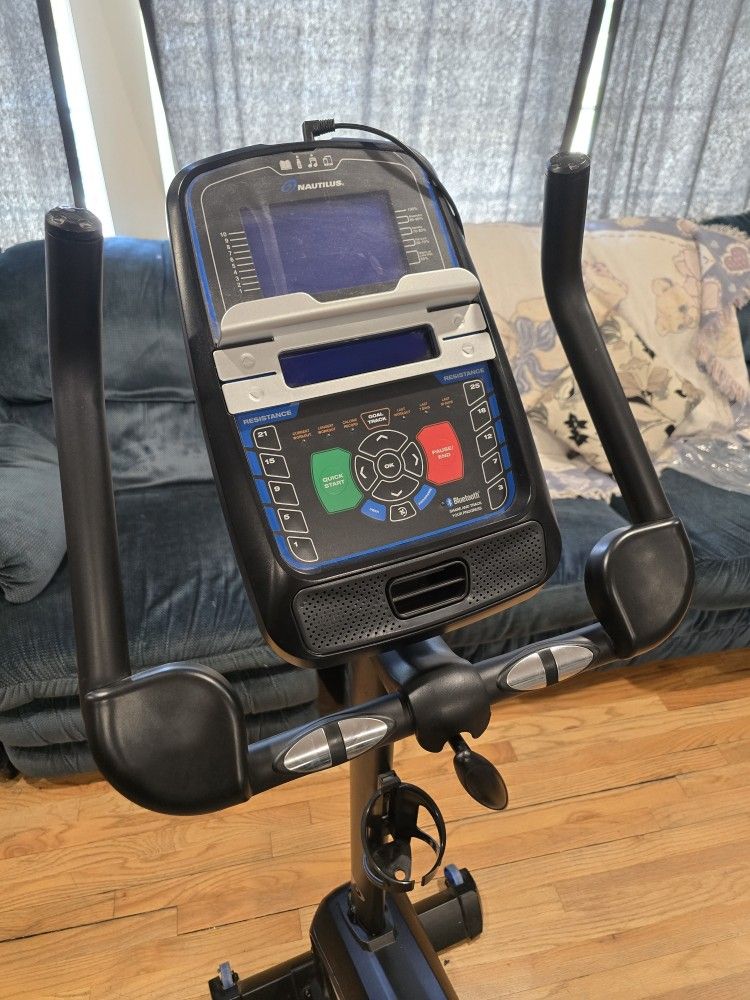 Nautilus U616 Upright Exercise Bike