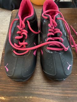 Black w/pink Puma shoes