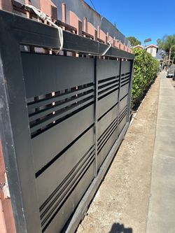 Sliding gate (metal)