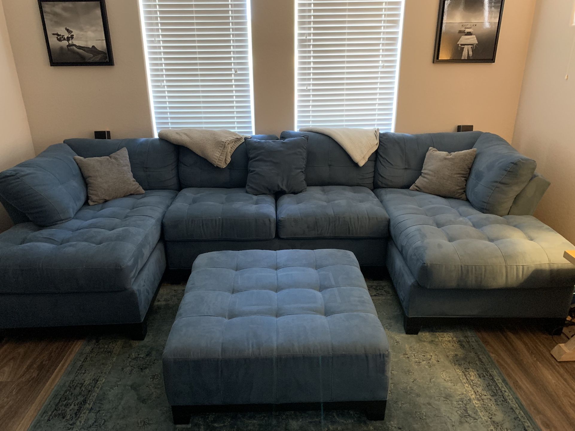 Cindy Crawford Metropolis Sectional - Sapphire Blue - 141 x 66 x 37
