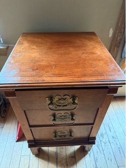Antique side/end table