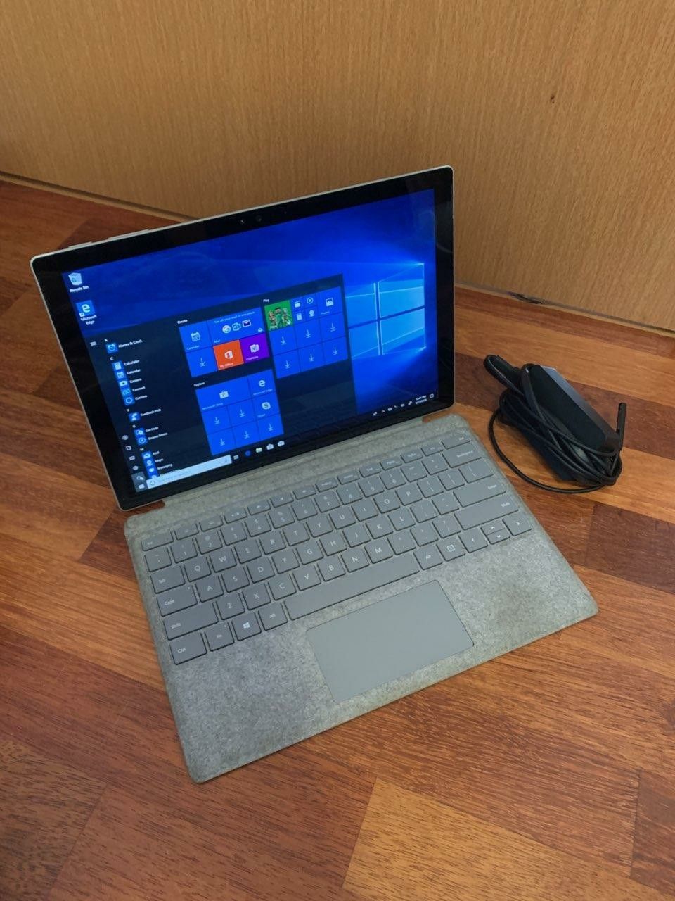 Microsoft surface pro 4 8GB 256GB i5-6300U