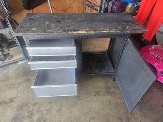 Work bench with drawers