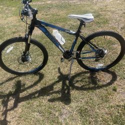 Trek 3700 3 Series Men’s hybrid Bicycle front shocks, and disc brakes
