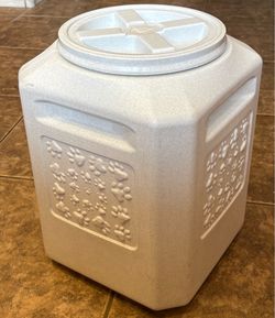 Vittles Vault 35lbs pet food storage container