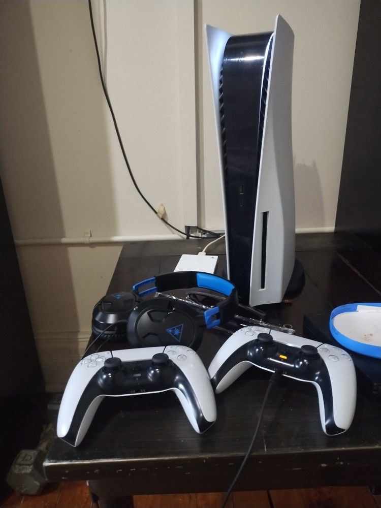 PS5 2 Controllers And Turtle Beaches