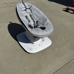 4 Moms MamaRoo Electric Baby Swing 