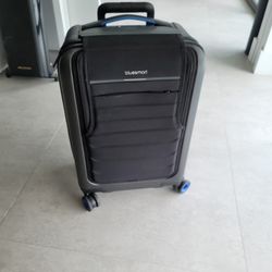 Bluesmart One - Smart Luggage: GPS, Remote Locking, Battery Charger

 (Used)