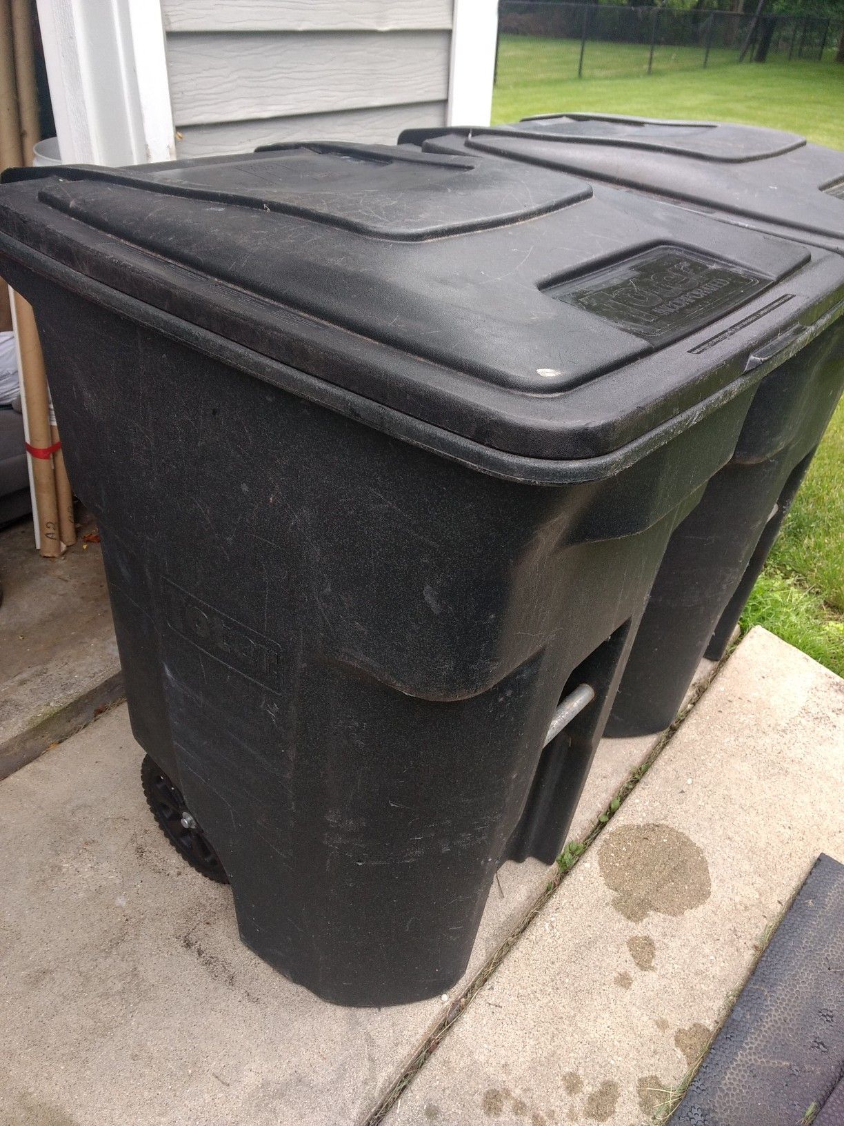 Toter 96 Gal. Blackstone Trash Can with Wheels and Lid (2 caster wheels 2  stationary wheels) - Toter ACC96-10202 EA - Betty Mills