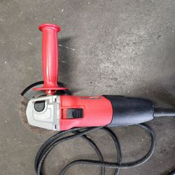 MILWAUKEE 4 1/2" ANGLE GRINDER