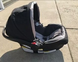 Graco snug car seat great cond. With base