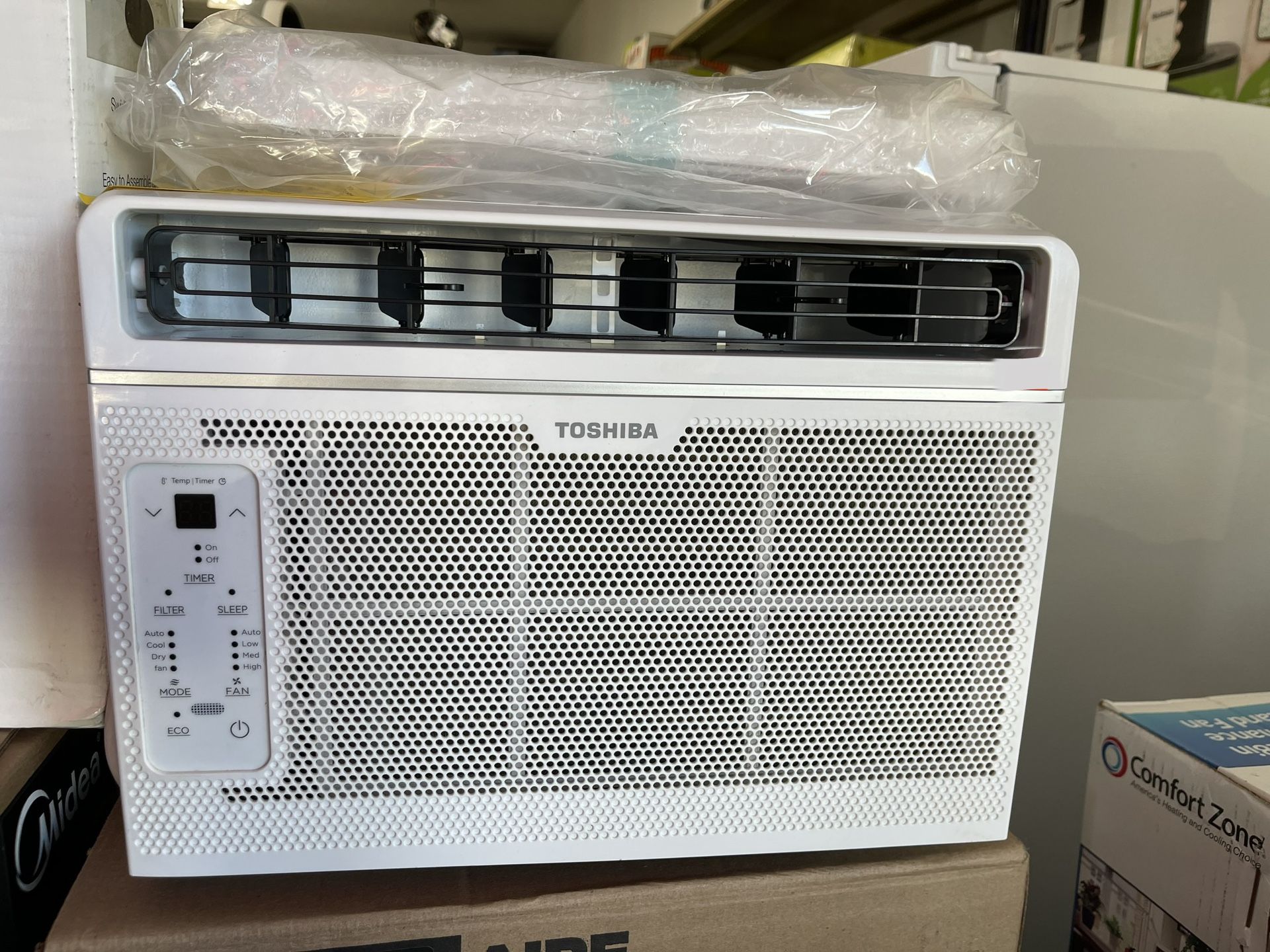 TOSHIBA — 6000 BTU window Air Conditioner for 150 sq ft •••(FIRM ON PRICE)