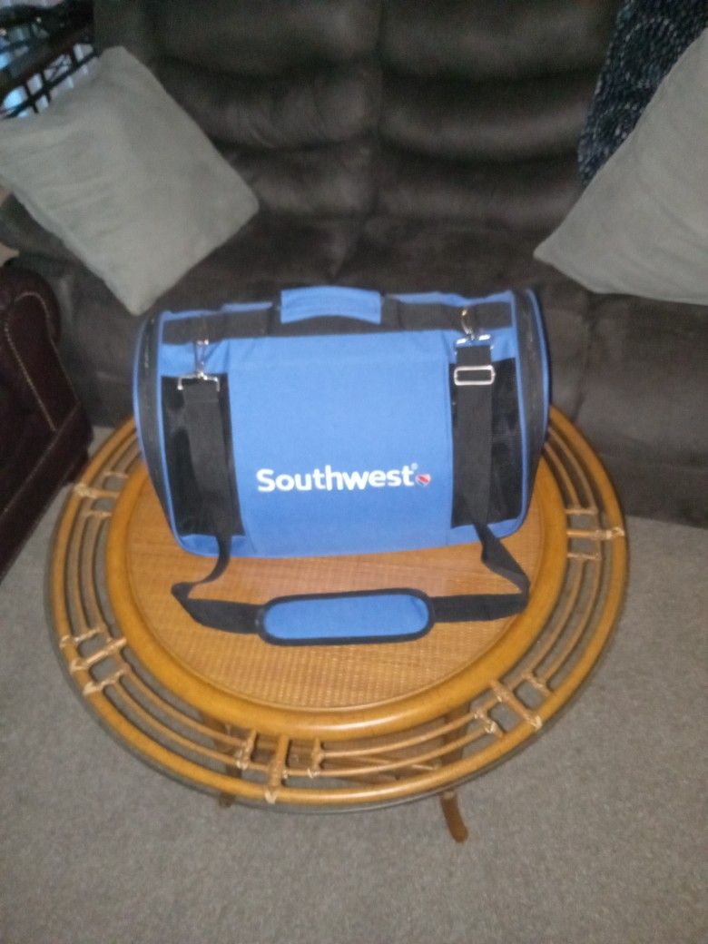 Southwest pet Carrier for Small pets in great condition Hardly used.
