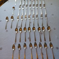BEAUTIFUL! GREAT QUALITY Holmes & Edwards Lovely Lady Flatware From 1937