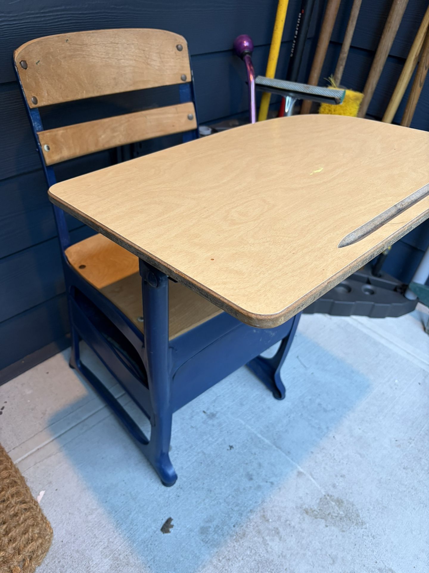 FREE! Retro Adjustable School Desk