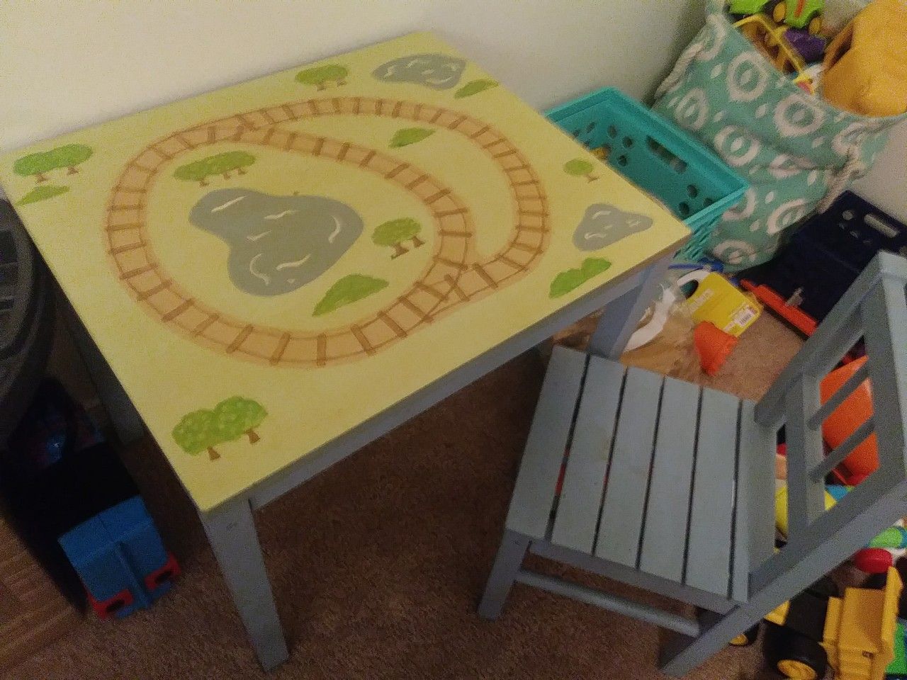 Kids table with 2 chairs