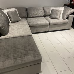 Furniture Distribution Center-ST PETE  NEW YEARS SALE  SAME DAY DELIVERY!  $1 down! No credit needed! TAKE ANYTHING HOME TODAY!   LIMITED SALE EVENT!*