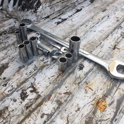 BRAND NEW NEVER USED 9-CRAFTSMAN SOCKET ONE EXTENSION 3-BRAND NEW COMBINATION WRENCHES $25.00