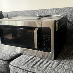 Toshiba Large Countertop Microwave, 1200W