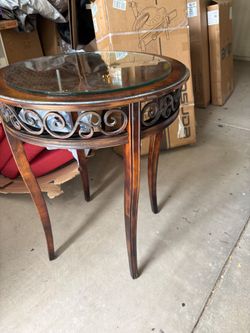 Beautiful round table 24x29