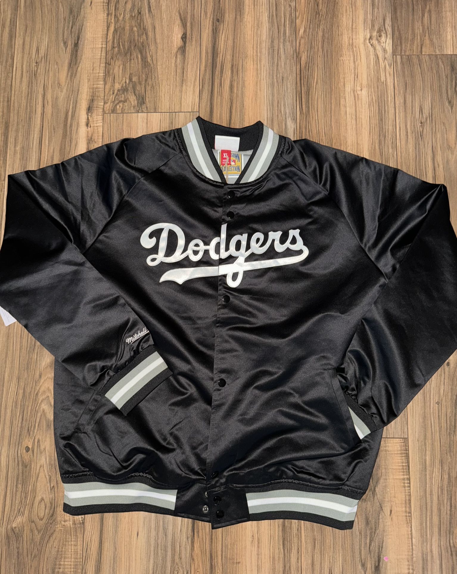 New men’s size large & XL Mitchell & ness LA Dodgers satin jacket