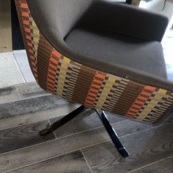 Modern Upholstered Accent Chair with Metal Legs – Excellent Condition