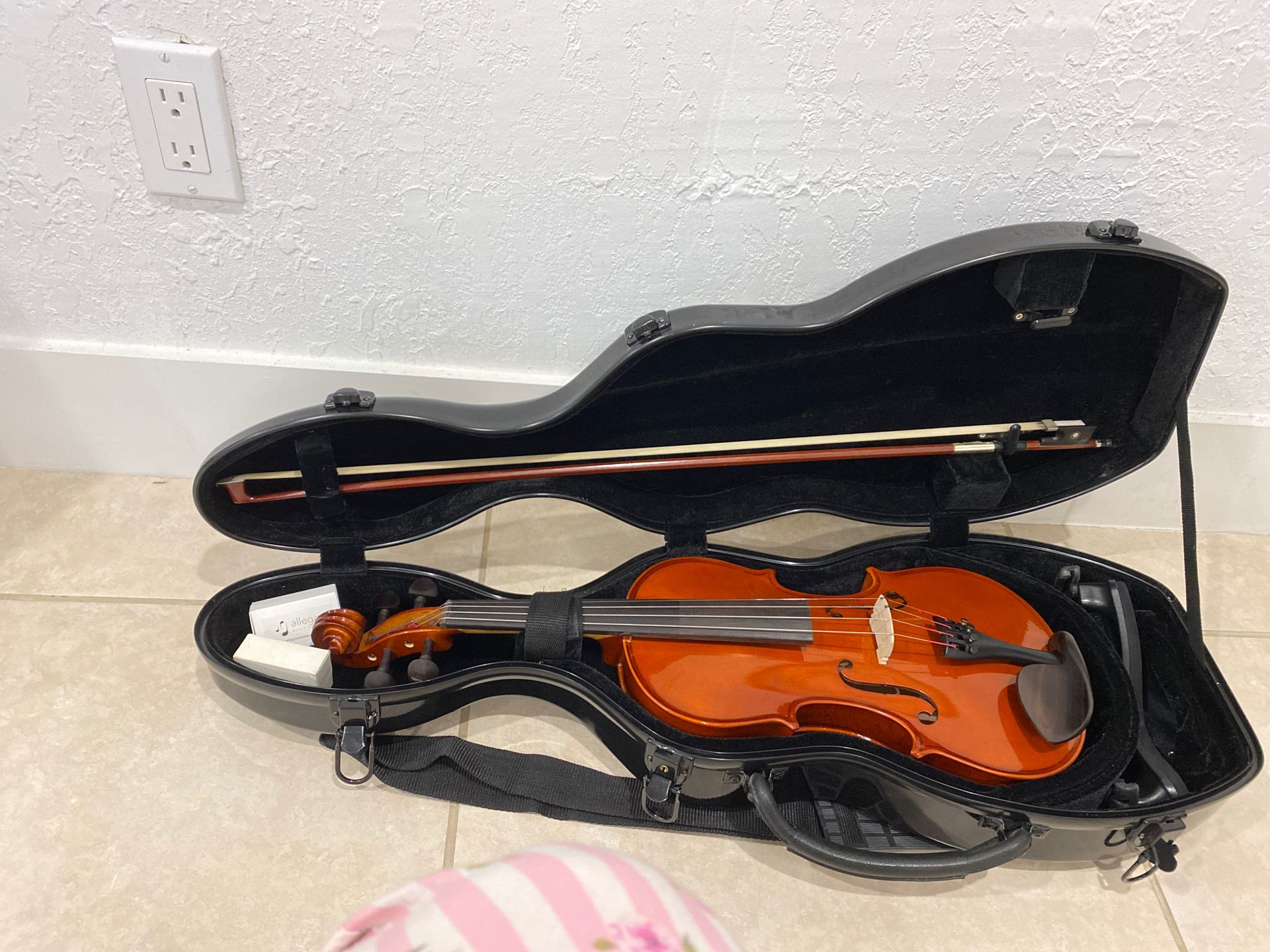 Beautiful 4/4 Violin with 4/4 Bow and a 4/4 Cello Shaped Fiberglass case with straps, also comes with 4/4 3~4 Shoulder Rest.