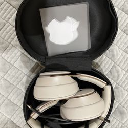 Beats Solo Pro & Free Apple Stickers