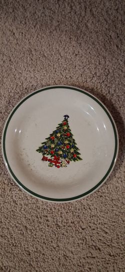 Vintage Mount Clemens Pottery Christmas Tree 24-Piece Dinnerware Set – Service for 8 (Mugs, Plates, Bowls)