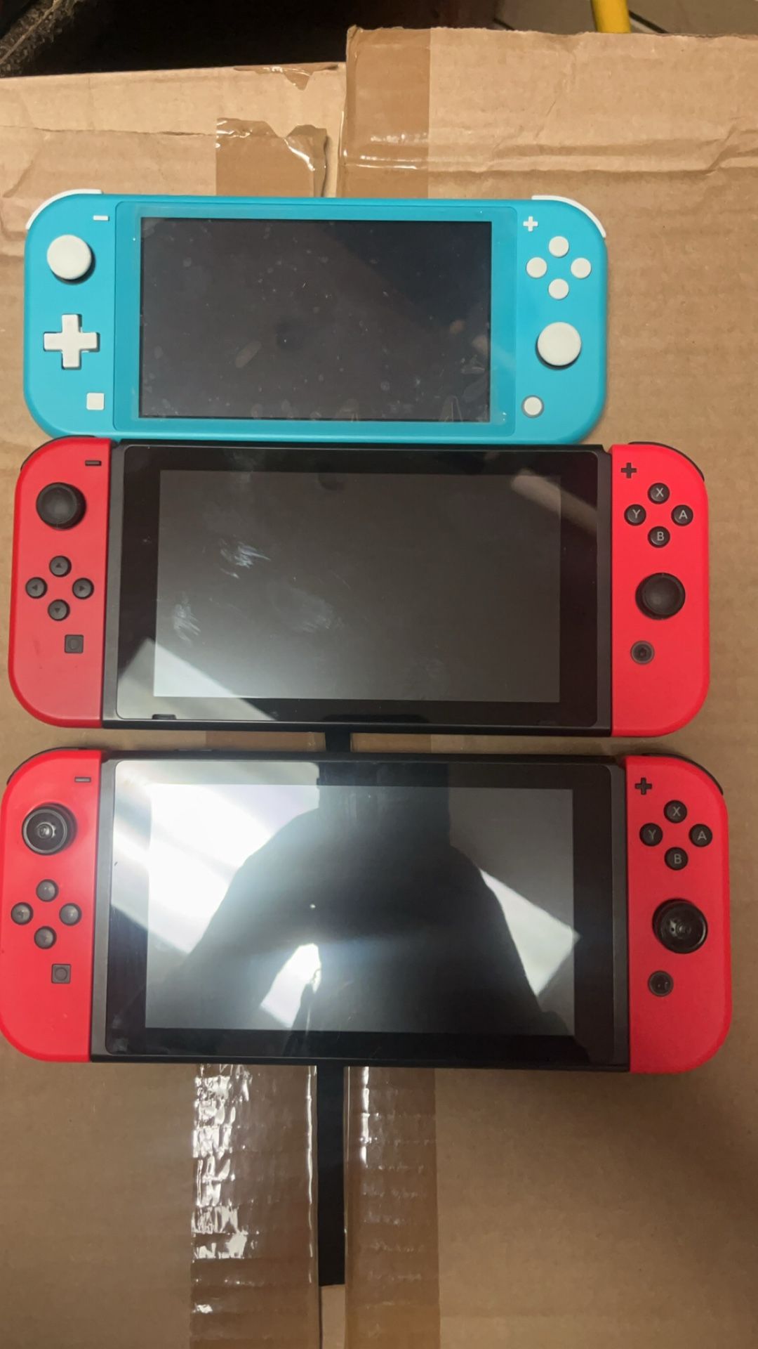 3 Nintendo Switch Version 2 - 1 Switch Lite - 1 DS