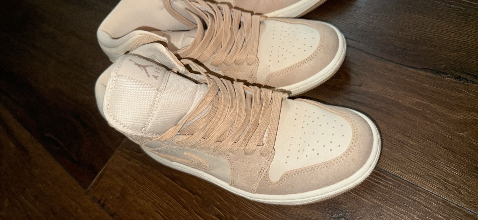 2 Wmns Air Jordan 1 Mid SE 'Legend Light